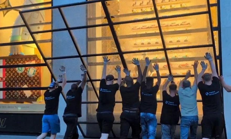 «Οχυρώνουν» τα μαγαζιά οι καταστηματάρχες στη Βουδαπέστη ενόψει τελικού Champions League!