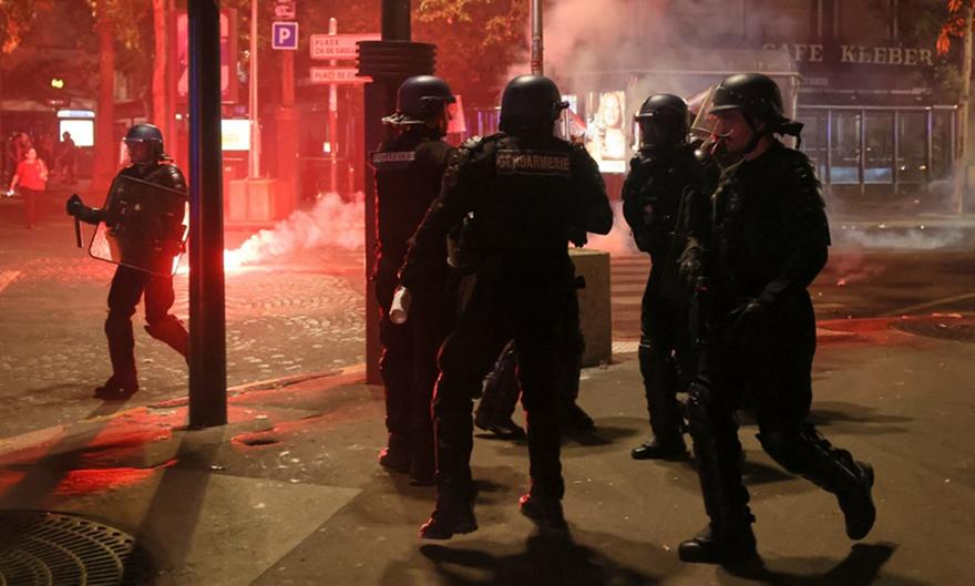 Ο απολογισμός της νύχτας ταραχών στο Παρίσι - Ένας αστυνομικός τραυματίστηκε σοβαρά