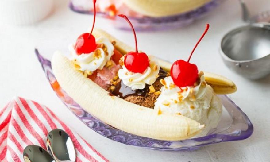 Banana split: Το ρετρό γλυκό με παγωτό και μπανάνα
