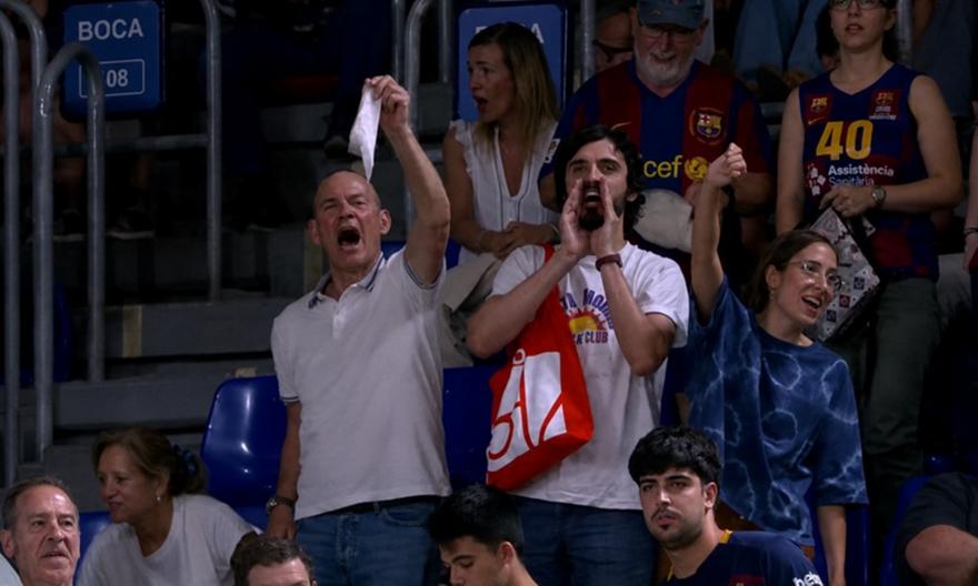 Λευκά μαντήλια και έντονες αποδοκιμασίες από τον κόσμο της Μπαρτσελόνα μετά τη συντριβή από τη Βαλένθια