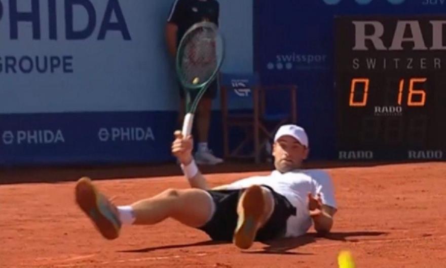 Αδιανόητος πόντος: Ο Αλίς χτύπησε forehand ενώ ήταν πεσμένος στο χώμα!