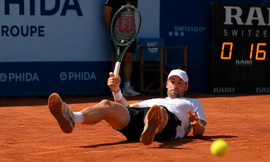 Αδιανόητος πόντος: Ο Αλίς χτύπησε forehand ενώ ήταν πεσμένος στο χώμα!