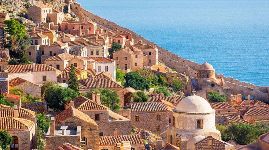 Τα καλούδια της Μονεμβασιάς: Μέλι, κρασί, ελαιόλαδο, γλυκό του κουταλιού ελιά και αμυγδαλωτά