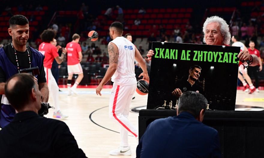 «Σκάκι δεν ζητήσατε;»: Αποθέωση για Μπαρτζώκα στο ΣΕΦ και… πλακάτ Τσουκαλά στο βίντεο του bwinΣΠΟΡ FM 94,6!