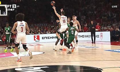 Αδιανόητο buzzer beater του Παπανικολάου με ταμπλό από το κέντρο!