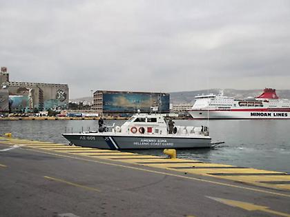 Πτώση οχήματος στη θάλασσα στο λιμάνι του Πειραιά – Σε εξέλιξη επιχείρηση του Λιμενικού