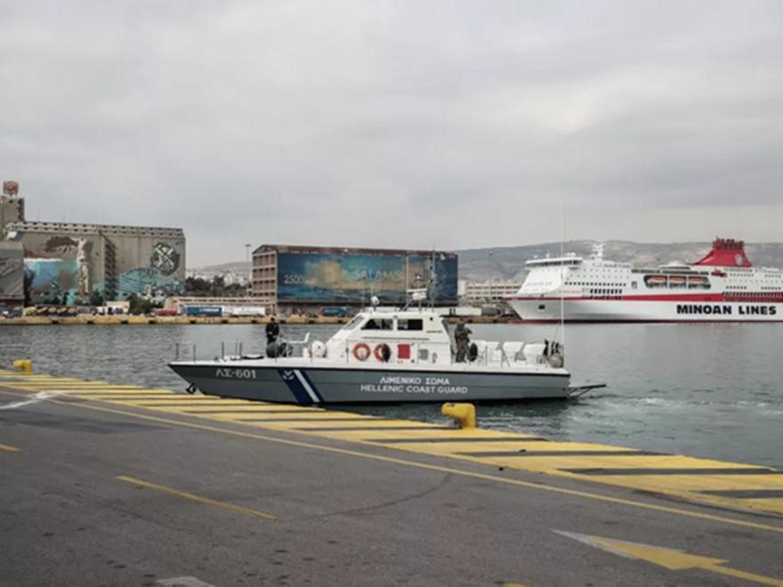 Πτώση οχήματος στη θάλασσα στο λιμάνι του Πειραιά – Σε εξέλιξη επιχείρηση του Λιμενικού