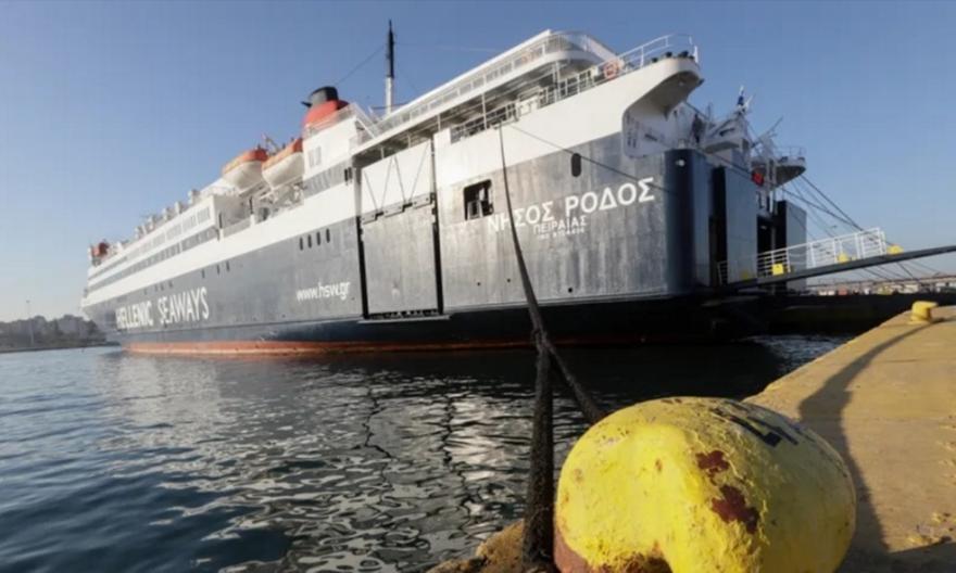 Απέπλευσε το «Νήσος Ρόδος» από τη Μυτιλήνη μετά την απεμπλοκή του κάβου