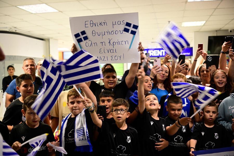Εθνική Ελλάδος: Εκατοντάδες μικροί και μεγάλοι υποδέχθηκαν την αποστολή