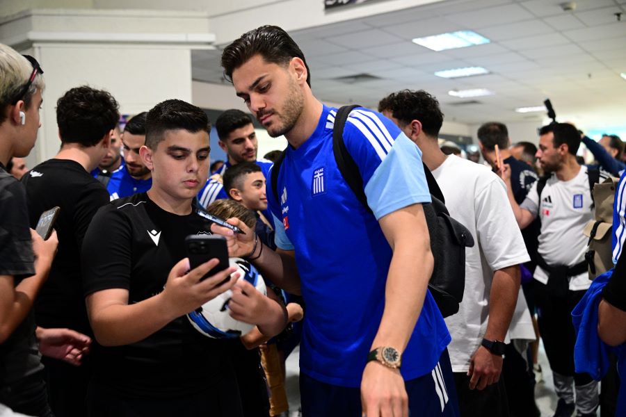 Εθνική Ελλάδος: Εκατοντάδες μικροί και μεγάλοι υποδέχθηκαν την αποστολή