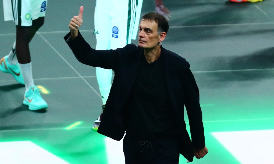 Ολυμπιακός: Έβριζαν τον Μπαρτζώκα κατά την αποχώρησή του, απάντησε με thumbs up