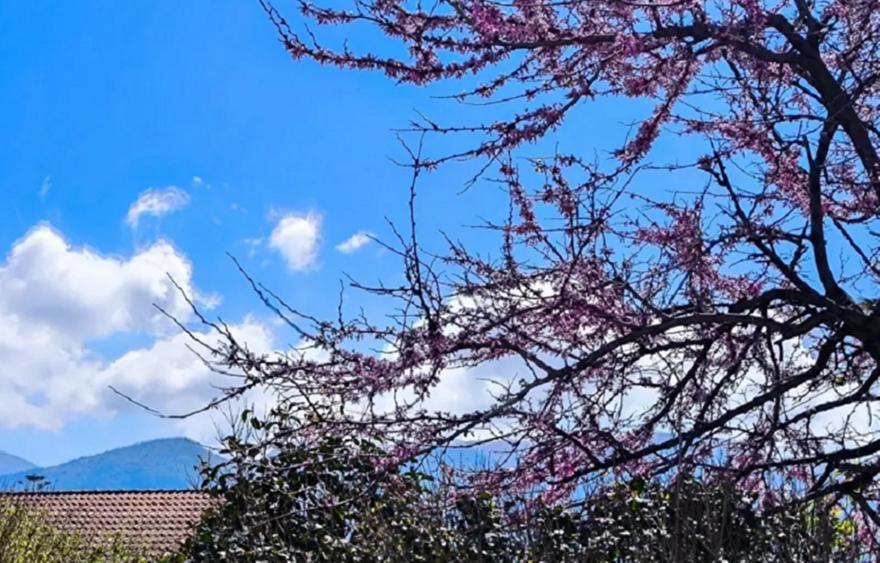 Καιρός: Νεφώσεις, λίγες βροχές και 30άρια στη χώρα σήμερα Παρασκευή (05/06)