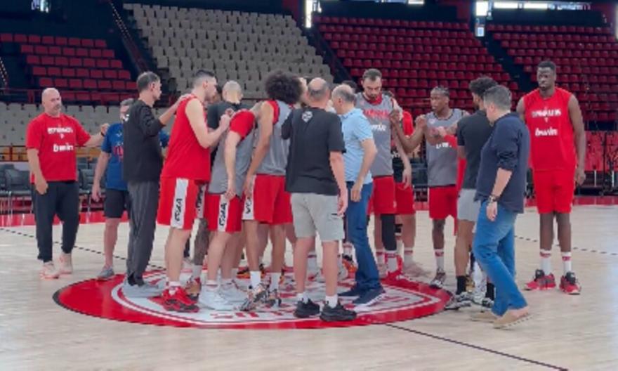 Στην προπόνηση του Ολυμπιακού πριν τον τρίτο τελικό οι Αγγελόπουλοι - Μίλησαν σε παίκτες και επιτελείο