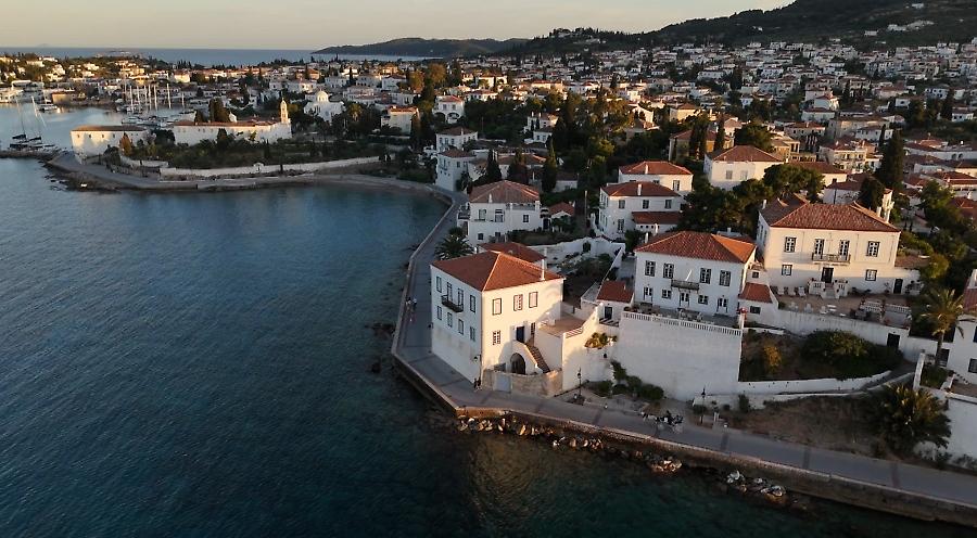 «Όπου Υπάρχει Ελλάδα»: Ταξίδι σε Ύδρα, Σπέτσες και Πόρο με ξεχωριστές ιστορίες και εικόνες