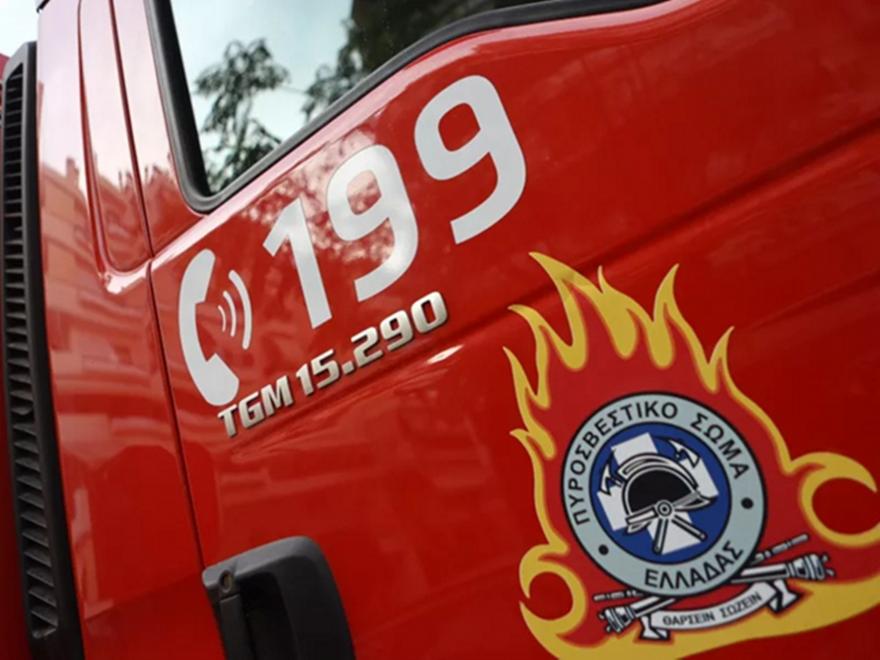 Φωτιά σε διαμέρισμα στη Θεσσαλονίκη – Επιχειρούν 15 πυροσβέστες