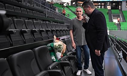 Ολυμπιακός: Ανθοδέσμη στη θέση του Παύλου Γιαννακόπουλου από τον Χρήστο Μπαφέ