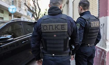 Μεγάλη αστυνομική επιχείρηση στην Αττική για την εξάρθρωση κυκλώματος όπλων και ναρκωτικών - 8 συλλήψεις
