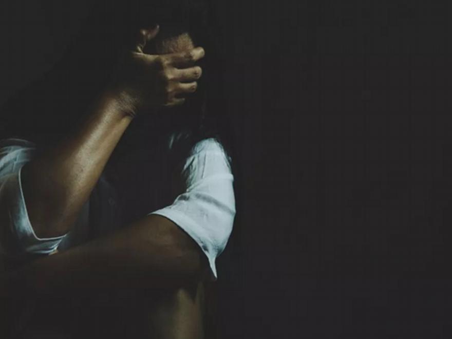 Σοκ στον Ωρωπό: Ξυλοκόπησε, βίασε τη σύζυγό του και έστειλε το βίντεο σε φίλους του