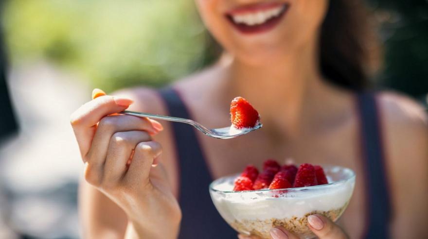 Τρώγοντας με επίγνωση (mindful eating): Γιατί δεν μετράει μόνο το τι τρως, αλλά και το πότε και το πώς