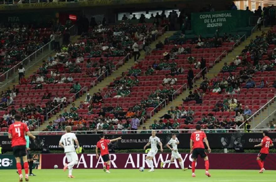 Αμέτρητα κενά καθίσματα στο Νότια Κορέα-Τσεχία για την πρεμιέρα του Μουντιάλ