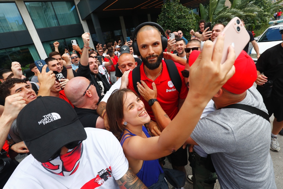 Ολυμπιακός: Καθολική αποθέωση από τον κόσμο πριν την αναχώρηση της αποστολής