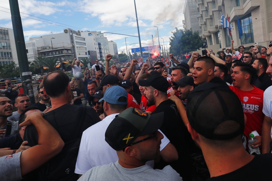 Ολυμπιακός: Καθολική αποθέωση από τον κόσμο πριν την αναχώρηση της αποστολής