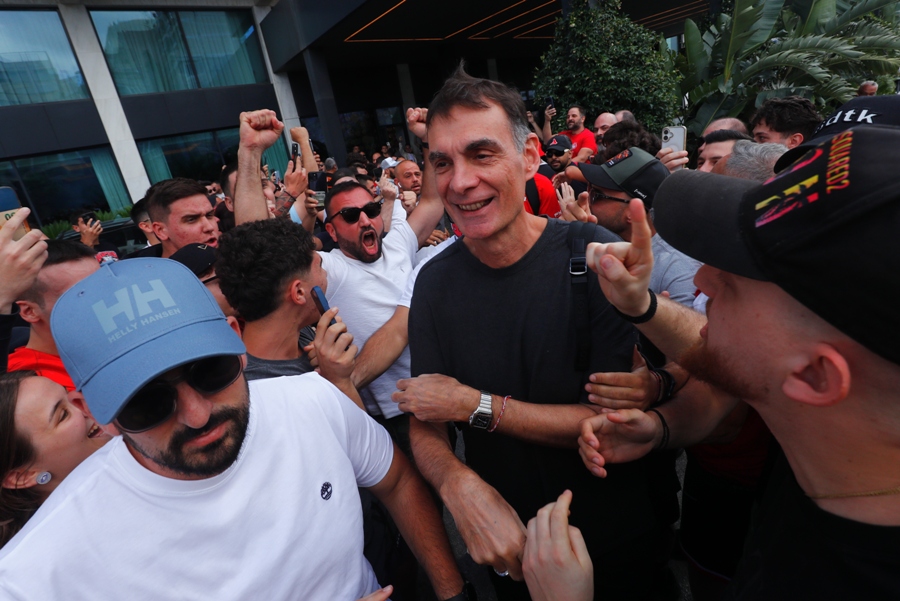 Ολυμπιακός: Καθολική αποθέωση από τον κόσμο πριν την αναχώρηση της αποστολής