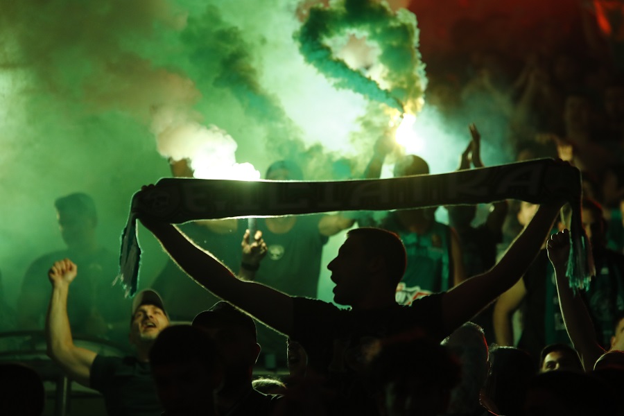Παναθηναϊκός: Άναψαν καπνογόνα και έδειξαν στήριξη παρά την απώλεια του τίτλου