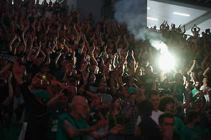 Οπαδοί του Παναθηναϊκού παρέμειναν στο Telekom Center και υποδέχθηκαν την αποστολή!