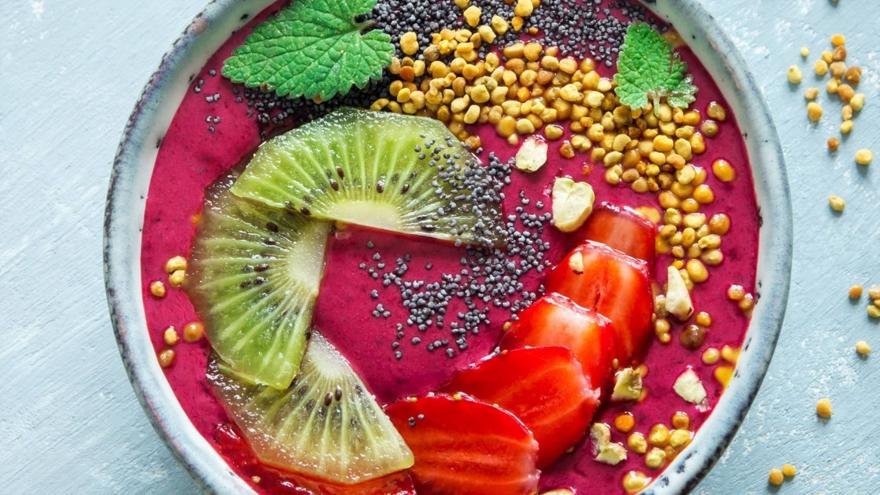 Acai bowl με γύρη, τσία και φρούτα