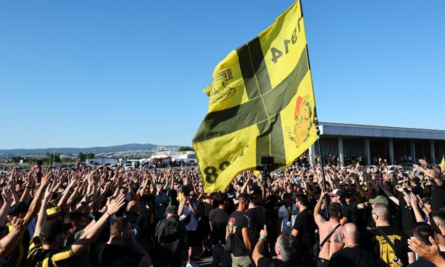 Λαοθάλασσα έξω από το αεροδρόμιο «Μακεδονία» εν αναμονή της άφιξης του Σπανούλη!