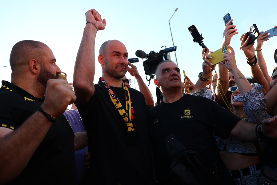 Σπανούλης: Έφτασε στη Θεσσαλονίκη, πανζουρλισμός από τον κόσμο του Άρη στο αεροδρόμιο!