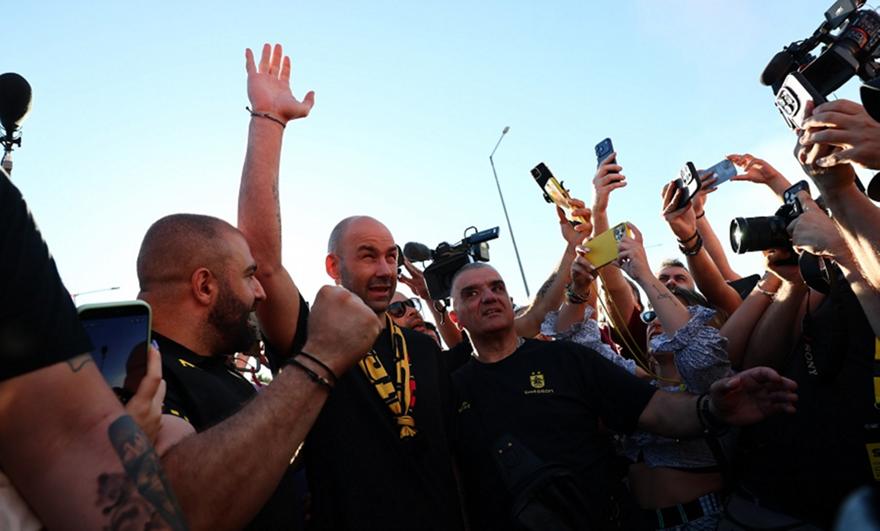 Έφτασε στη Θεσσαλονίκη ο Σπανούλης, πανζουρλισμός από 5.000 οπαδούς του Άρη στο αεροδρόμιο!