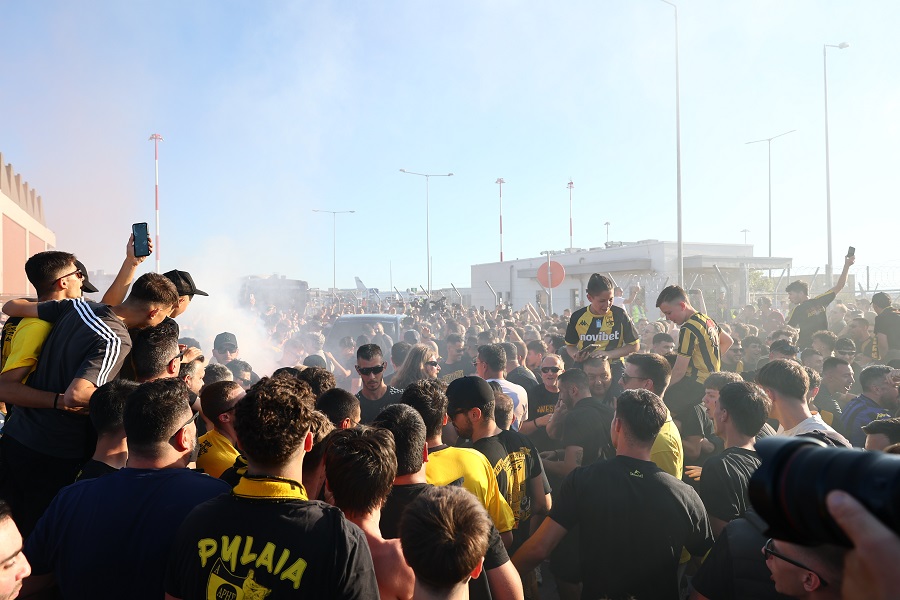 Σπανούλης: Έφτασε στη Θεσσαλονίκη, πανζουρλισμός από τον κόσμο του Άρη στο αεροδρόμιο!