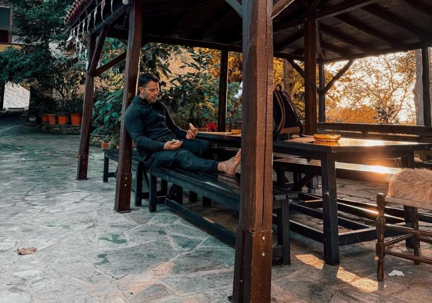 Γιώργος Αγγελόπουλος: Αληθινός survivor, δεν τον σκιάζει καμιά κακοκαιρία όταν κάνει δουλειά