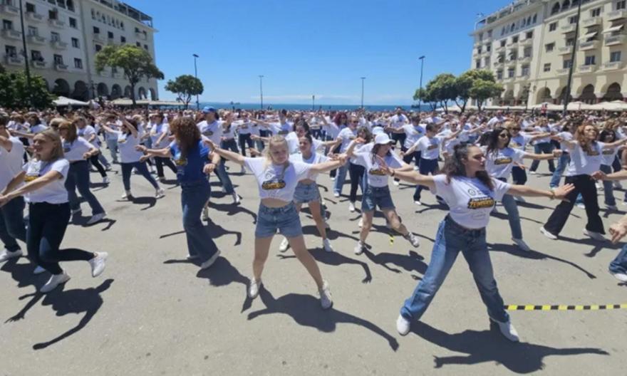 Θεσσαλονίκη: Ρεκόρ Γκίνες για τη μεγαλύτερη ταυτόχρονη χορογραφία ζεϊμπέκικου, με 830 ανθρώπους!