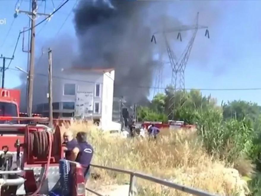Φωτιά σε κατάστημα ανταλλακτικών αυτοκινήτων στο Μενίδι – Κυκλοφοριακές ρυθμίσεις στην περιοχή
