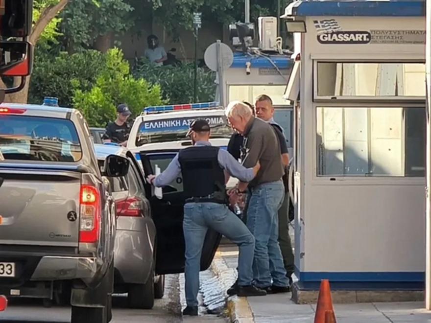 Η έξοδος του Αλέξανδρου Γιωτόπουλου από τη ΓΑΔΑ και η άφιξη στην Εισαγγελία Εφετών Πειραιά