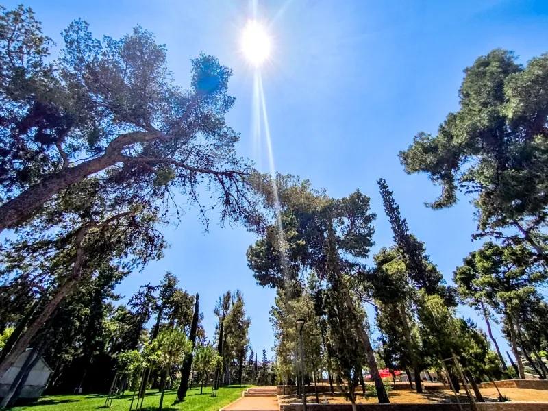 Καιρός: Λίγες νεφώσεις, πρόσκαιρες βροχές και υψηλές θερμοκρασίες σήμερα
