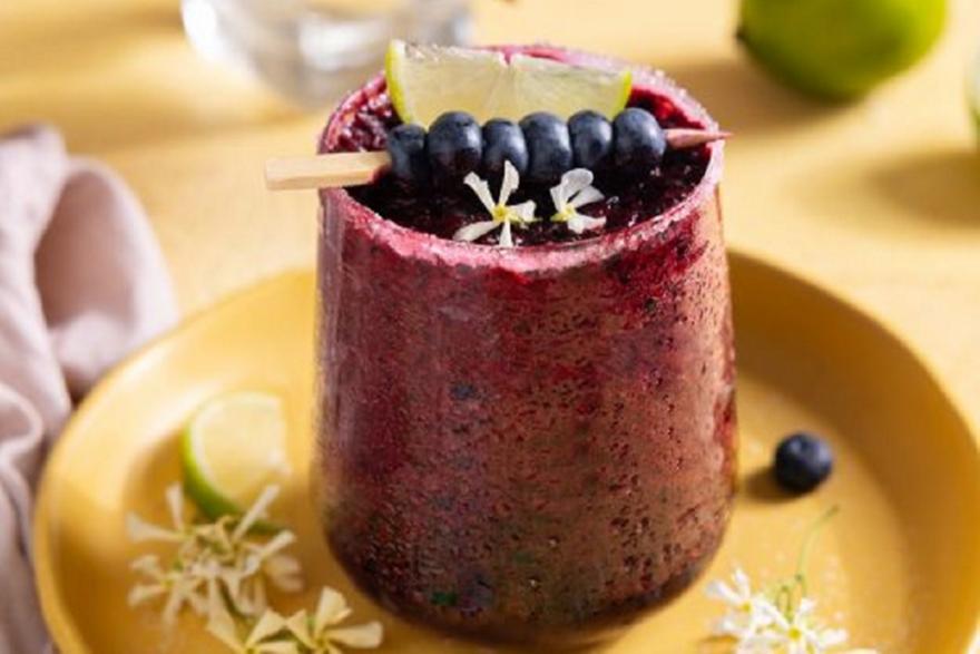Blueberry Paloma: Το δροσιστικό κοκτέιλ με μύρτιλα που θα λατρέψεις φέτος το καλοκαίρι