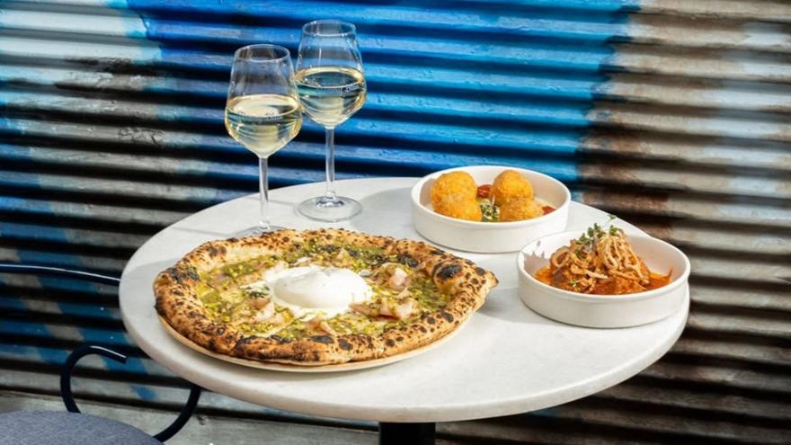 Mamy Blue στο Μοναστηράκι: Ναπολιτάνικη πίτσα, pasta και αύρα ιταλικής αυλής