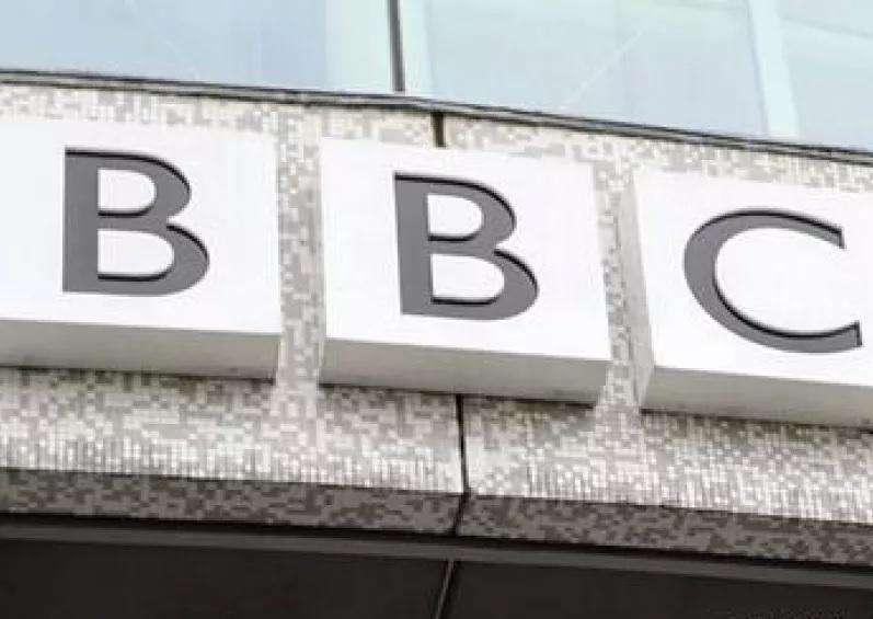 Το BBC θα καταργήσει 550 θέσεις εργασίας έως τον Μάρτιο του 2027