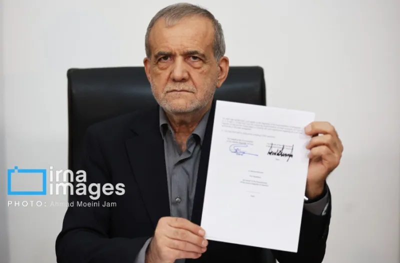 Ο Τραμπ υπέγραψε το κείμενο της συμφωνίας με το Ιράν στις Βερσαλλίες