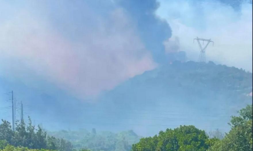 Ανεξέλεγκτη η φωτιά στην Κάρυστο: Εκκενώνονται Μεσοχώρια και Ραπταίοι - Μήνυμα 112