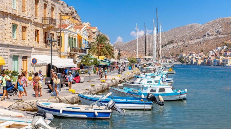 Σύμη: Η αρχόντισσα των Δωδεκανήσων με τα τιρκουάζ νερά και τα πολύχρωμα αρχοντικά