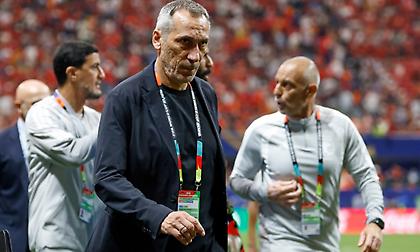Ένταση με Δώνη στη συνέντευξη Τύπου μετά την τεσσάρα: «Πιστεύετε ότι θα με απολύσουν για το 5-4-1;»