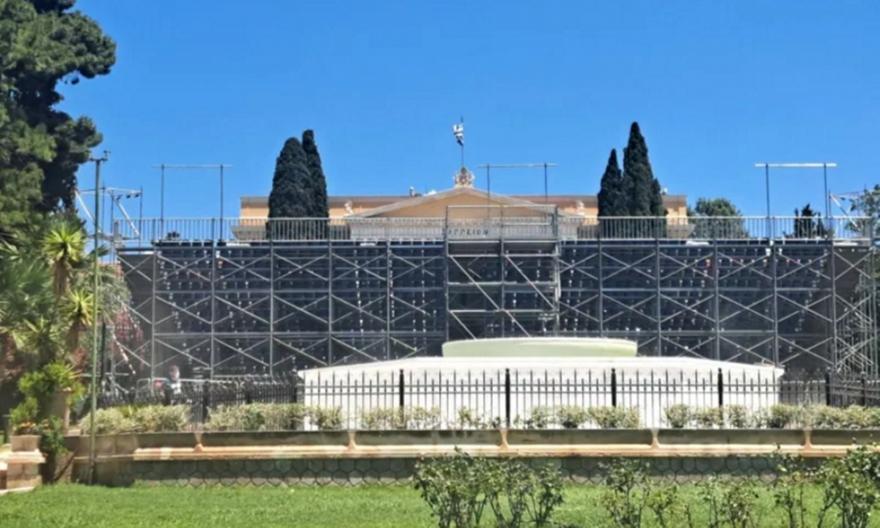 «Ξηλώνεται» το αμφιθέατρο στο Ζάππειο με φόντο τις αντιδράσεις