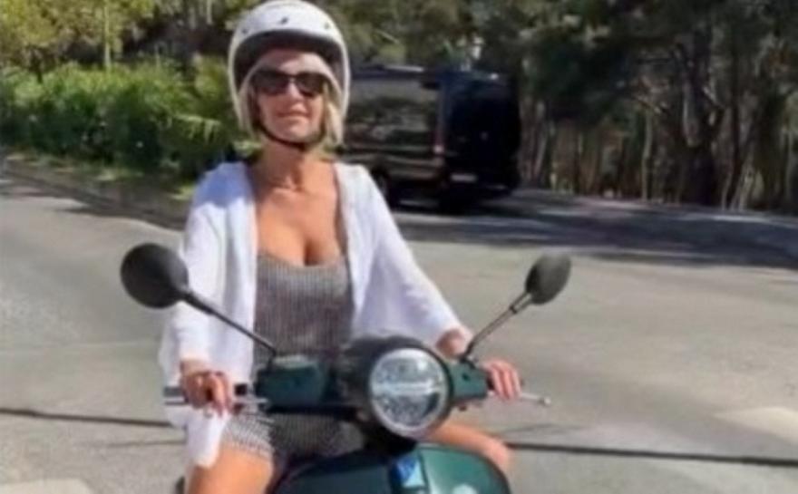 Φαίη Σκορδά: Ξέρει κι από βέσπα και μόλις μας το έδειξε. Θα ανέβαινες;