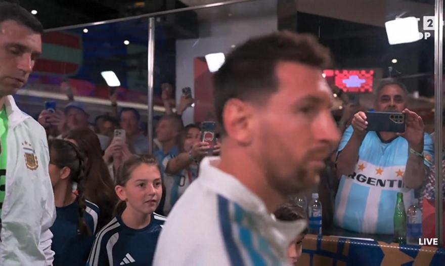 Απίθανο: Ειδική φυσούνα γεμάτη κόσμο στο Αργεντινή-Αυστρία και σε απόσταση… αναπνοής από τον Μέσι!