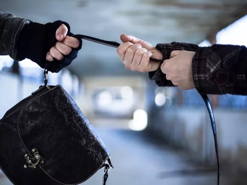 Θεσσαλονίκη: «Τσαντάκιας» επιτέθηκε σε 76χρονη στην Ανάληψη